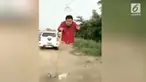 Seorang pria memamerkan dirinya sedang melayang di udara. Namun, sesuatu yang tak diinginkannya terjadi.