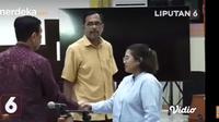 Koordinator Komisi untuk Orang Hilang dan Korban Tindak Kekerasan (KontraS) Fatia Maulidiyanti bersalaman dengan Menteri Koordinator Kemaritiman dan Investasi (Menko Marves) Luhut Binsar Panjaitan usai persidangan kasus pencemaran nama baik di Pengadilan Negeri Jakarta Timur, Kamis (8/6/2023). (Merdeka.com)