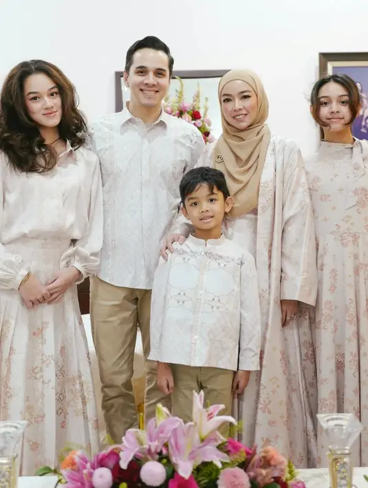 <p>Sekedar informasi, Rionaldo Stockshorst menikah dengan Aureli Beata Schulz telah dikaruniai tiga orang anak. Pasangan yang menikah sejak tahun 2007 silam itu juga kerap menunjukkan momen hangat bersama keluarganya. Potret kehangatan Rionaldo bersama keluarga saat merayakan lebaran tahun ini. [Instagram/rio.stokhorst]</p>