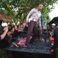 Polisi evakuasi jenazah korban ritual pengobatan. Foto: (Dian Kurniawan/Liputan6.com)