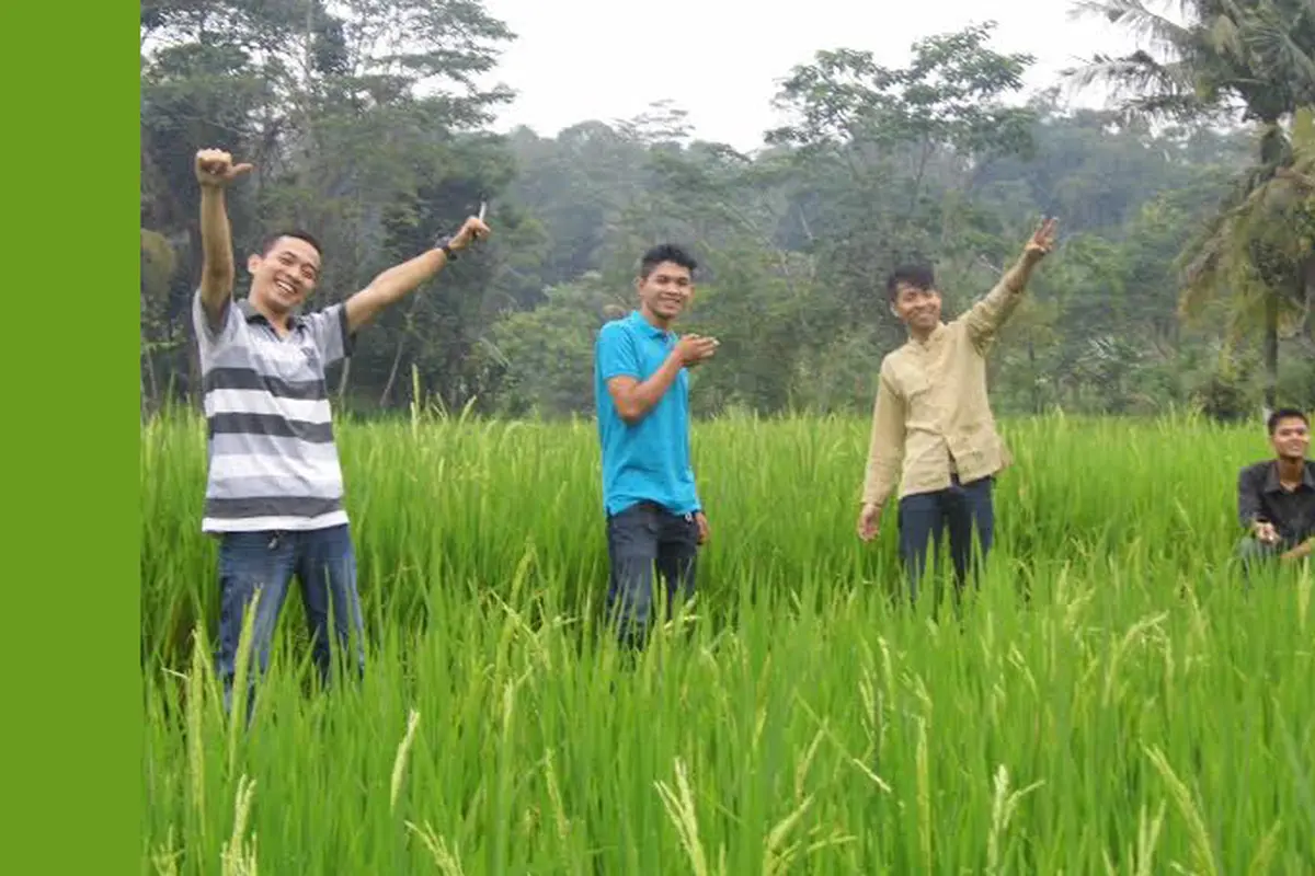Asyiknya Menyusuri Sungai Ciherang Purwakarta