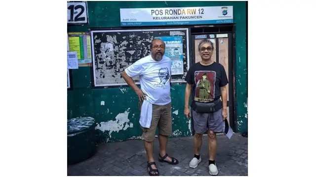 Momen kebersamaan Djaduk dengan sang kakak, Butet Kartaredjasa. Keduanya sama-sama seniman musik Tanah Air.
