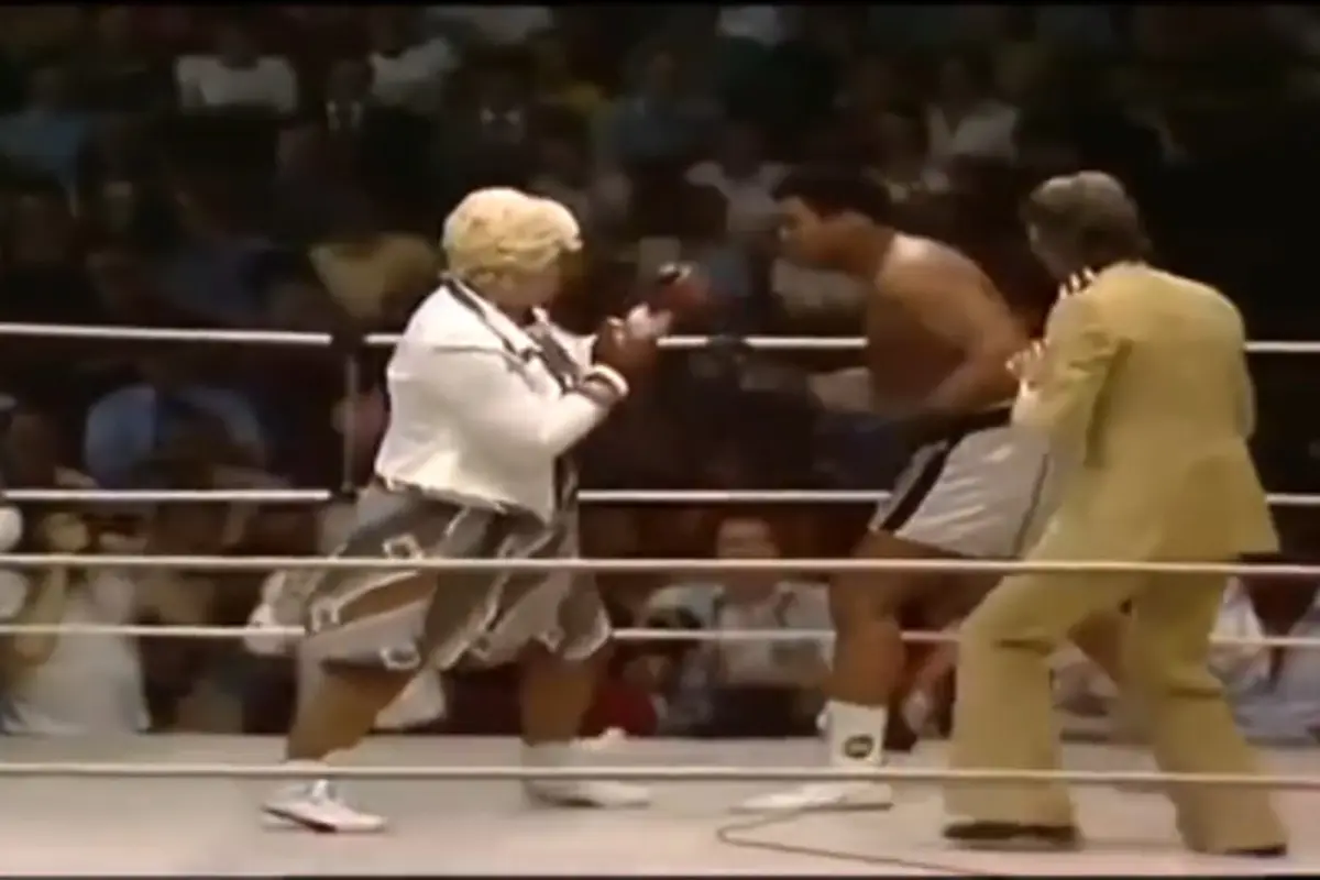 Bahkan Seorang Muhammad Ali Juga Bisa Kalah Sama Ibu-ibu
