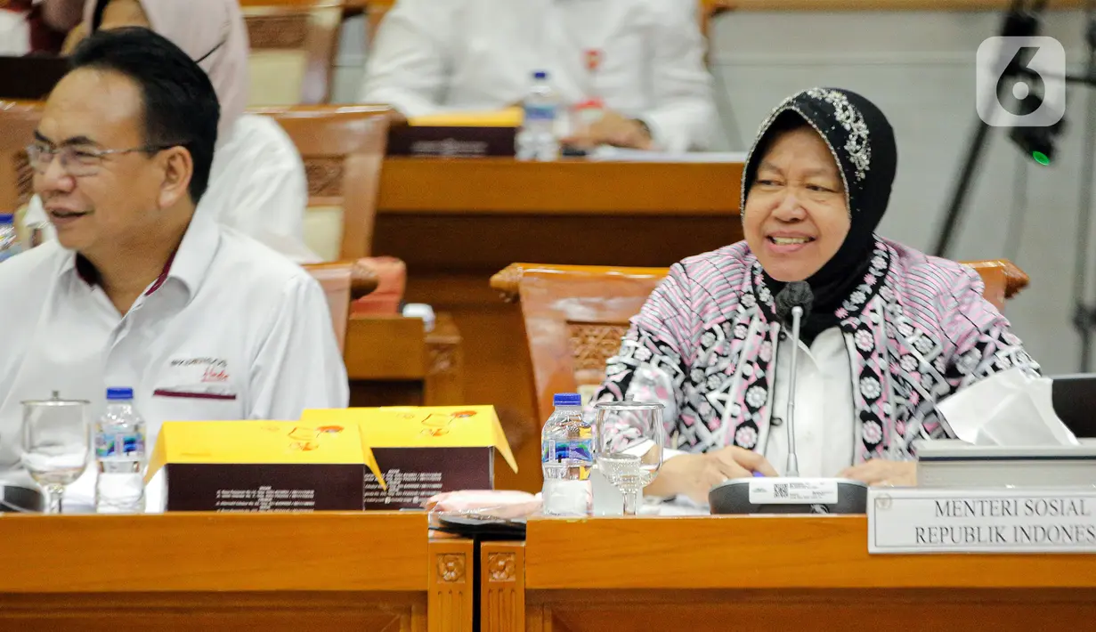 Menteri Sosial Tri Rismaharini (kanan) mengikuti rapat kerja dengan Komisi VIII DPR di Kompleks Parlemen, Senayan, Jakarta, Rabu (8/2/2023). Rapat membahas tentang pengawasan program bantuan sosial tahun 2022. (Liputan6.com/Faizal Fanani)