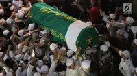 Jemaah membawa jenazah Ustaz Arifin Ilham untuk disalatkan di Masjid Az Zikra, Sentul, Bogor, Kamis (23/5/2019). Sesuai wasiat yang telah disampaikan semasa hidup, anak tertua Ustaz Arifin Ilham, Alvin Faiz bertindak sebagai imam. Salat dimulai sekitar pukul 17.33 WIB. (Kapanlagi.com/Budy Santoso)