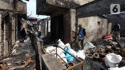 Kebakaran di wilayah tersebut telah padam dan warga sudah mulai masuk ke permukaan untuk melihat rumah mereka berharap masih ada yang bisa diselamatkan. (Liputan6.com/Johan Tallo)
