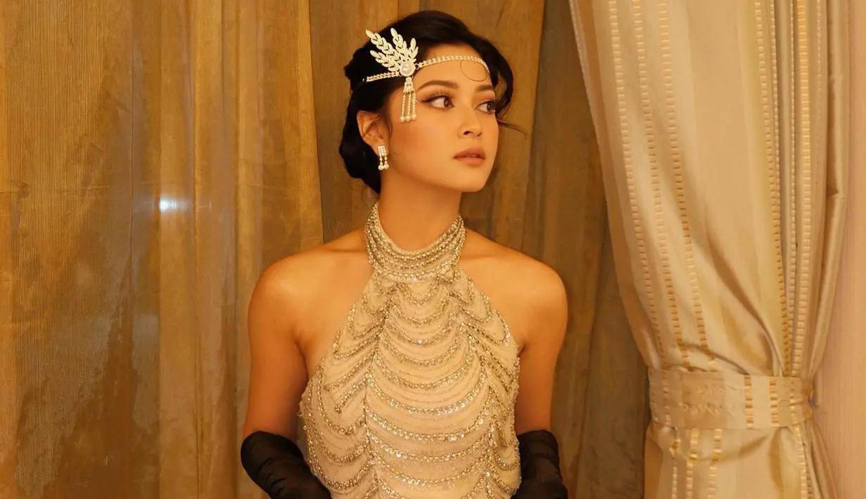 Sebagai seorang penyanyi dak aktris, Yoriko Angeline yang baru lulus dari Western Michigan University ini popularitasnya kian meroket. Sampai saat ini sudah banyak sekali film maupun series yang diperankannya. Tidak heran, sahabat dari Azizah Salsha ini memiliki banyak penggemar. (Liputan6.com/IG/@yorikooangln_)