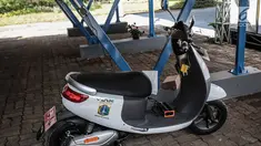 Sebuah motor listrik dalam pengisian daya di Taman Margasatwa Ragunan, Jakarta, Kamis (13/12). Pemprov DKI mulai menggunakan motor listrik di beberapa titik dalam upaya mempercepat penggunaan kendaraan listrik di Indonesia. (Liputan6.com/Faizal Fanani)