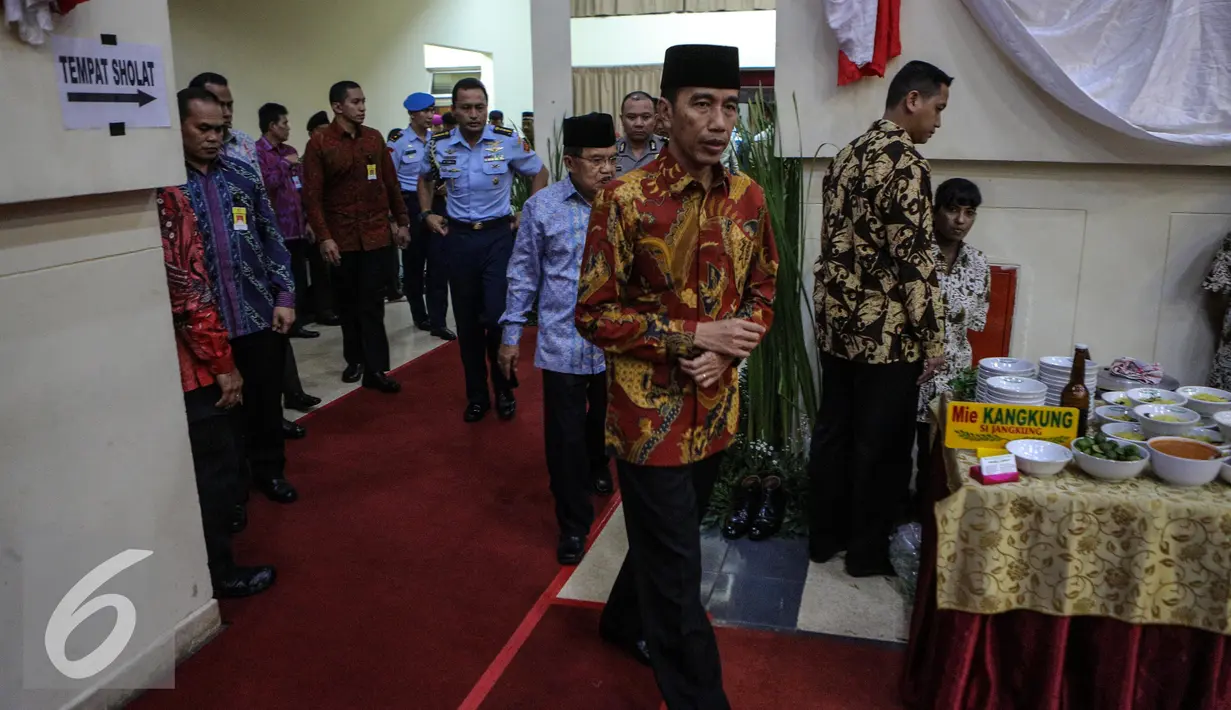Presiden Jokowi usai melaksanakan Salat Magrib Berjamaah di Mabes TNI, Jakarta, Selasa (7/7/2015). Presiden, Wapres dan sejumlah menteri serta pemimpin lembaga tinggi Negara ikut hadir dalam acara tersebut. (Liputan6.com/Faizal Fanani)