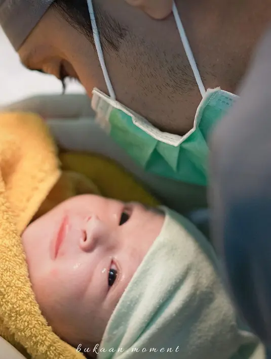 “Karena dari muda sebelum nikah pengin banget kalau punya anak laki-laki namanya Ali sih. Dari pihak keluarga aku selalu disebutkan nama ayah dan nama keluarganya. Akhirnya pakai nama aku dan keluarga namanya sebenernya Ali,” kata Razi Bawazier. (Instagram/vebbypalwinta)