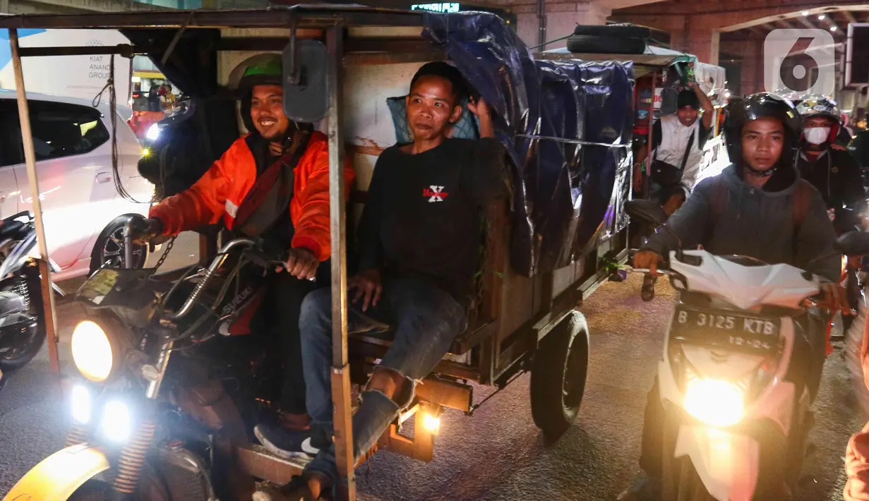 Para pengendara kendaraan roda dua ini lebih memilih mudik di malam hari untuk menghindari panas di siang hari. (Liputan6.com/Herman Zakharia)