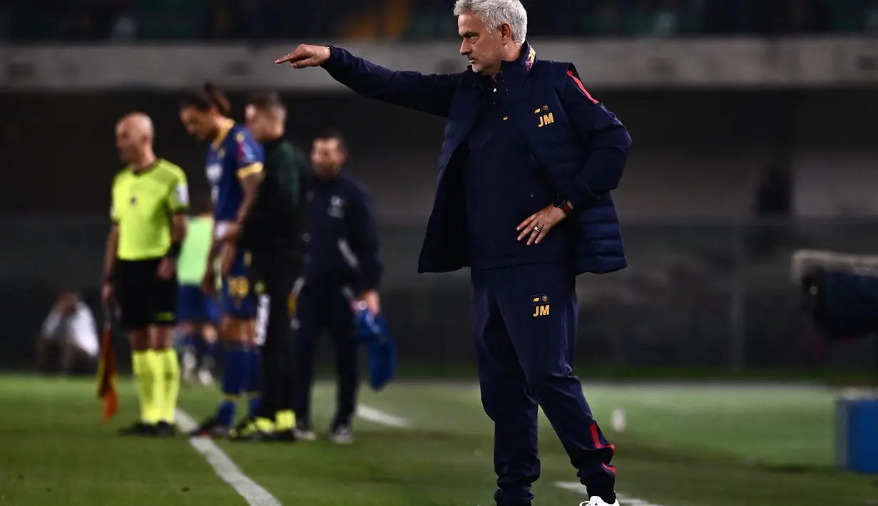 Pelatih AS Roma, Jose Mourinho memberi isyarat kepada para pemainnya saat bertanding melawan Verona pada pertandingan lanjutan Liga Serie A Italia di stadion Marcantonio Bentegodi, di Verona, Italia, Senin 31 Oktober 2022. AS Roma menang atas Verona 3-1. (AFP/MARCO BERTORELLO)