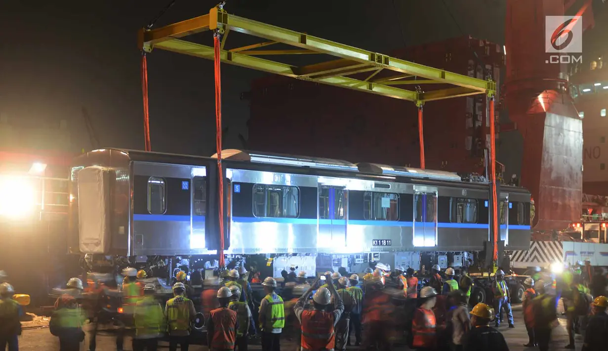 Aktivitas bongkar muat gerbong kereta Mass Rapid Transit (MRT) di Pelabuhan Tanjung Priok, Jakarta Utara, Rabu (4/4). Kereta tersebut dikirim dari Jepang sejak 1 Maret 2018 dari pelabuhan Toyohashi, Jepang. (Merdeka.com/Imam Buhori)