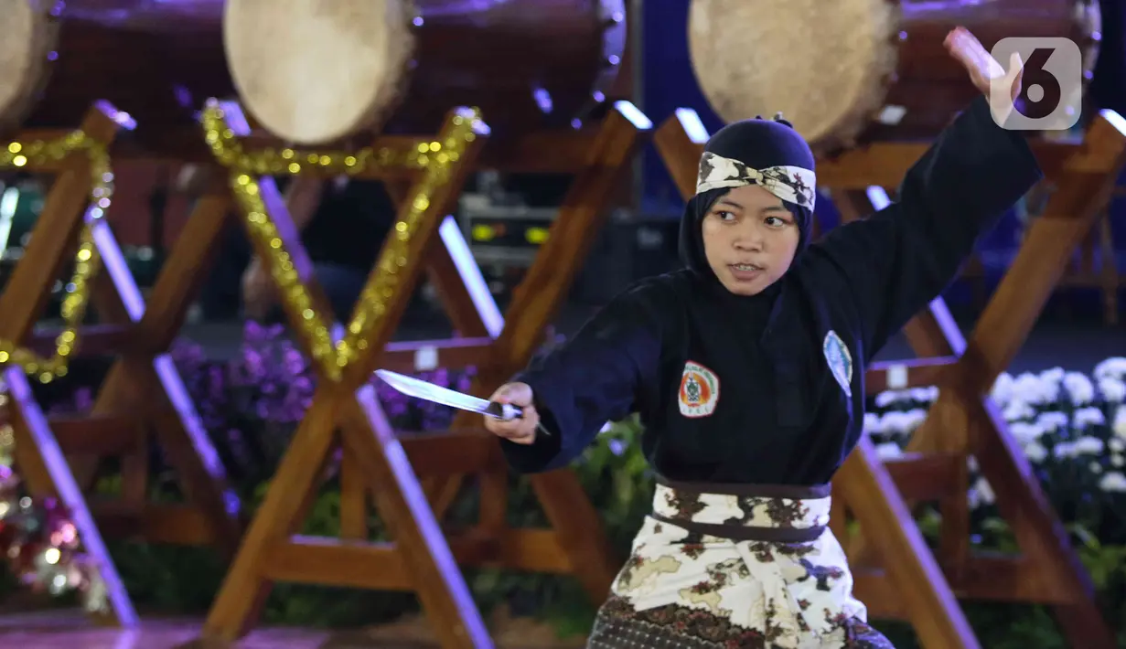 Aksi pesilat saat melakukan pentas di Gor Ciracas, Jakarta, Selasa (22/3/2022). Dinas Kebudayaan DKI bersama sejumlah Komunitas Budaya menggelar pergelaran seni budaya yang bertujuan untuk memperkenalkan kebudayaan pencak silat serta mengangkat kembali tradisi budaya. (Liputan6.com/Herman Zakharia)