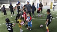 Sejumlah anak mengikuti latihan saat launching Il Capitano Soccer School di Bintaro, Sabtu (27/10/2018). Kehadiran Il Capitano untuk menjaring dan mengasah pesepak bola cilik untuk berprestasi. (Bola.com/M Iqbal Ichsan)