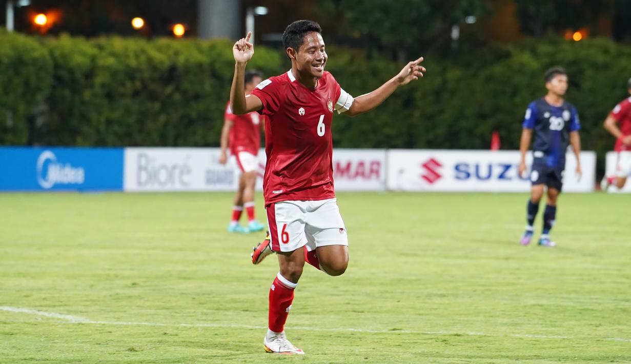 Evan Dimas. Pemain Bhayangkara FC berusia 26 tahun ini juga selalu menjadi starter dalam dua laga sebelumnya. Kinerjanya di lini tengah dalam dua laga tersebut layak disanjung. Dua gol dan satu assist disumbangkannya serta torehan umpan suksesnya yang mencapai 86,5 persen. (affsuzukicup)