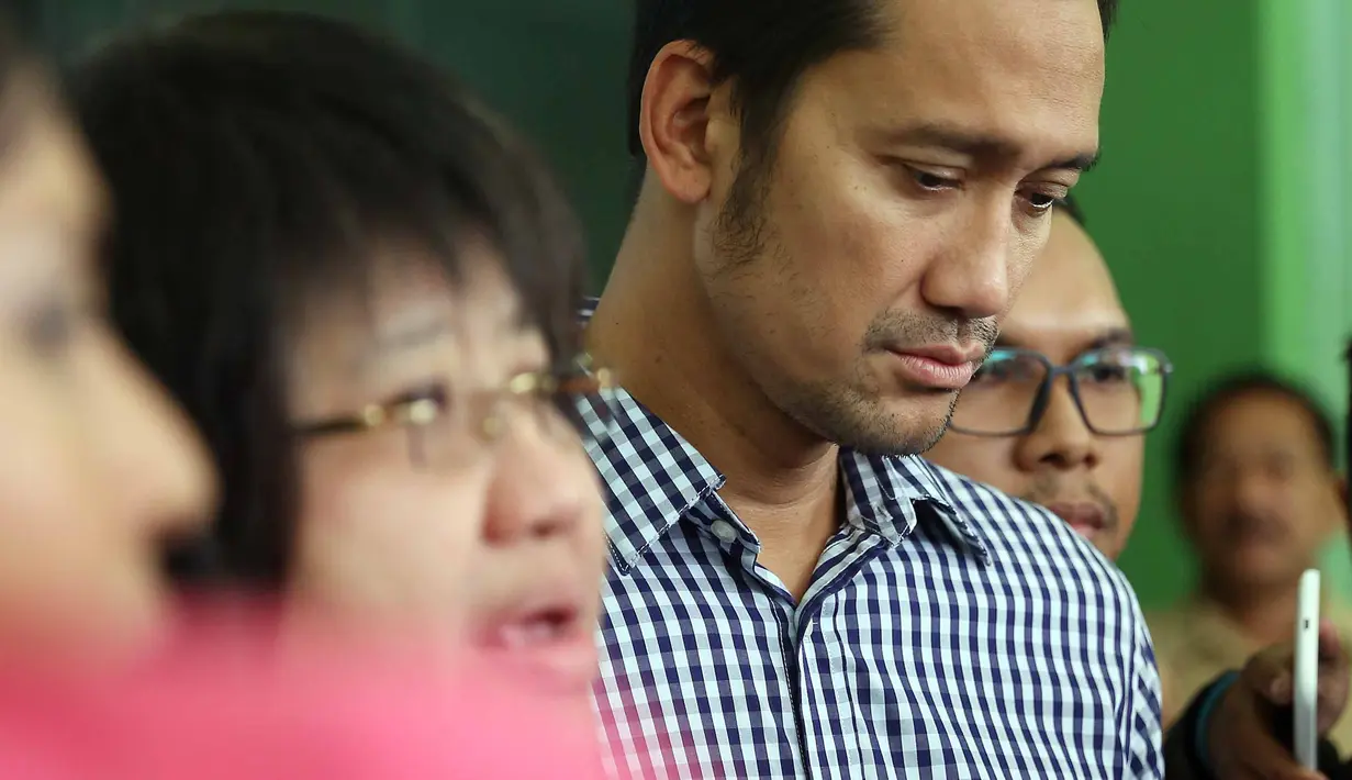 Setelah sang istri, Mieke Amalia, kini giliran Tora Sudiro yang bisa menghirup udara bebas kembali. Pengajuan penangguhan penahanan Tora dikabulkan pihak berwajib dan ia juga sudah tak menjalani perawatan di RSKO Cibubur. (Nurwahyunan/Bintang.com)