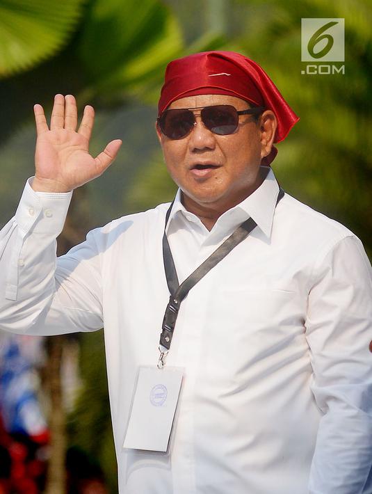 Ketua umum Partai Gerindra Prabowo Subianto mengenakan bandana merah menyapa para pendukungnya usai mendaftarkan bakal calon pasangan Presiden dan wakil presiden di Komisi Pemilihan Umum (KPU), Jakarta, Jumat (10/8).(Merdeka.com/Imam Buhori)
