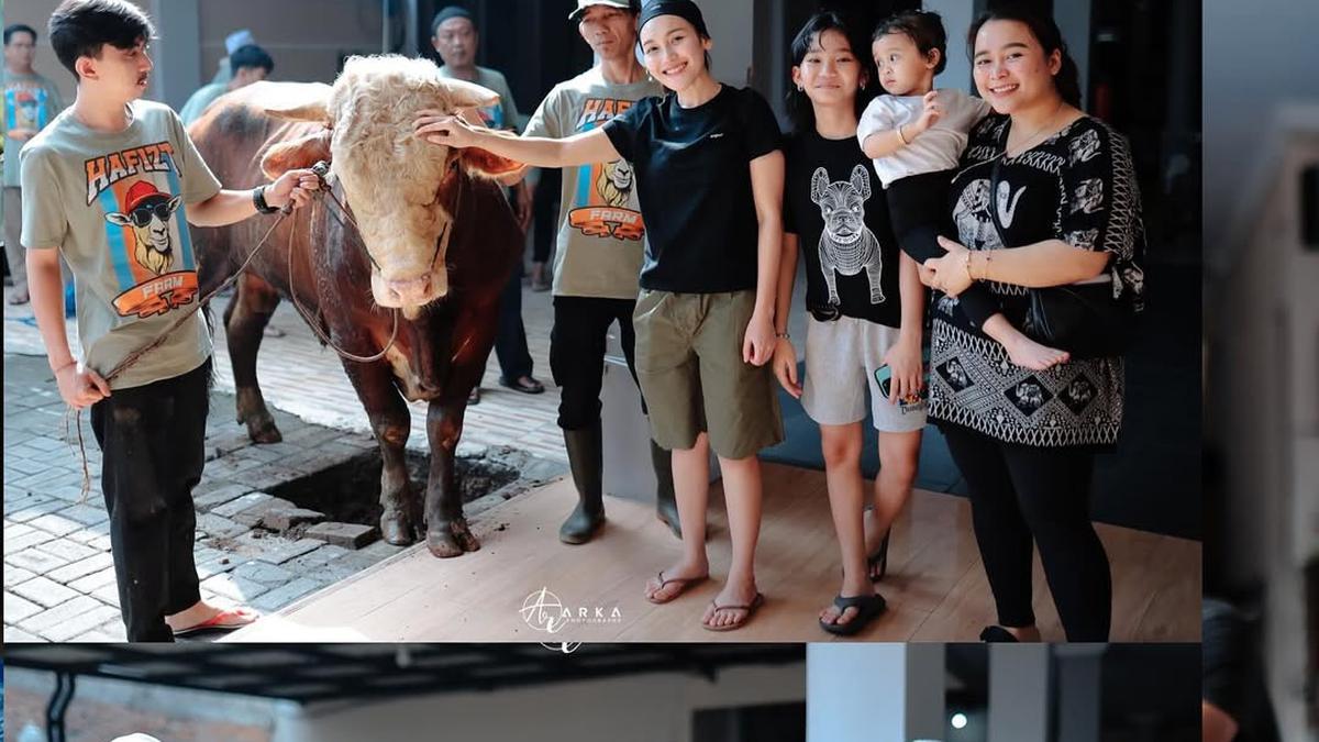 Pilihan Sandal Jepit Ayu Ting Ting di Berbagai Momen, saat Potong Daging Kurban Curi Perhatian