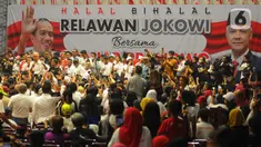 Bakal calon Presiden dari PDI Perjuangan Ganjar Pranowo menyapa pendukungnya saat menghadiri acara halal bihalal relawan Jokowi di Hall Basket, Gelora Bung Karno, Senayan, Jakarta, Sabtu (13/5/2023). Malam. (merdeka.com/Imam Buhori)