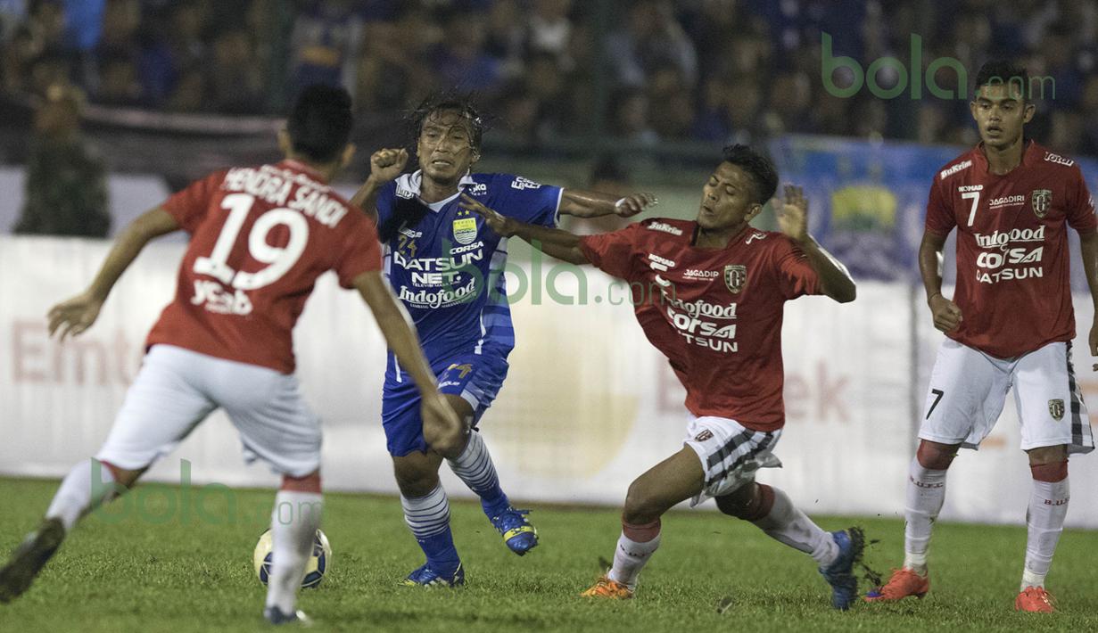 Pemain Persib, Hariono, berusaha melewati hadangan pemain Bali United dalam laga persahabatan di Stadion Siliwangi, Bandung, Sabtu (13/2/2016). (Bola.com/Vitalis Yogi Trisna) 