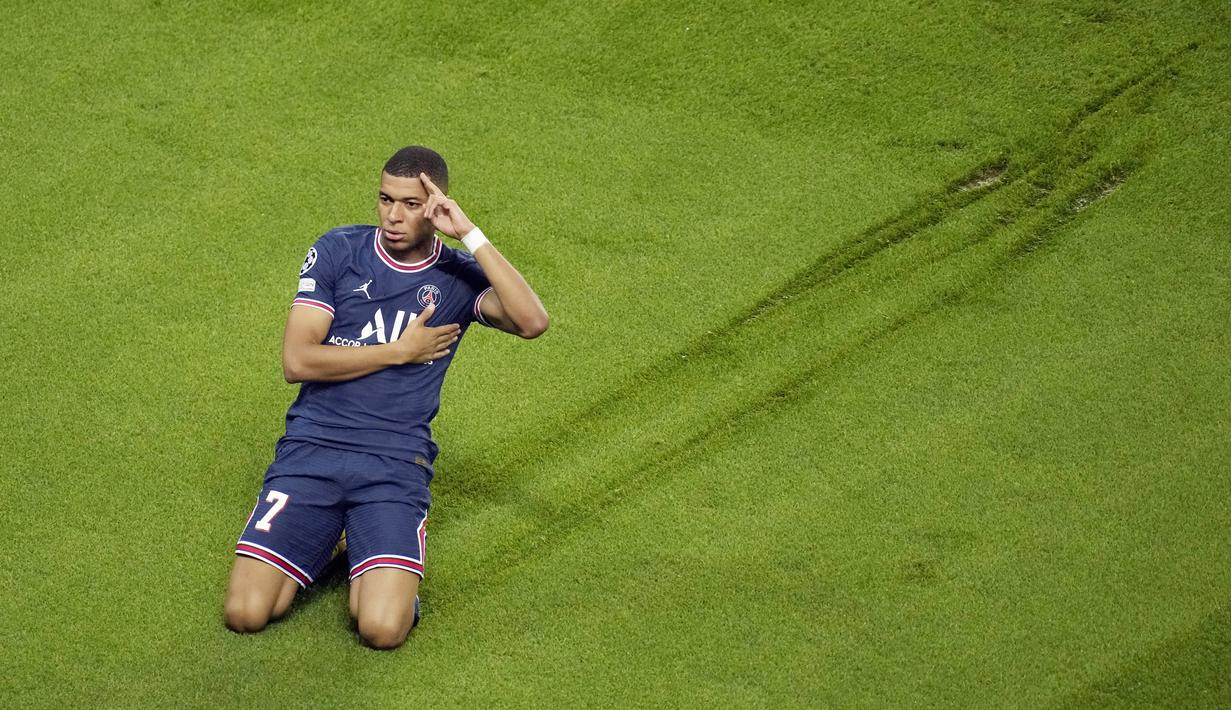 Bermain di Parc des Princes, PSG langsung tampil menekan. Alhasil Laga baru berjalan sembilan menit, Kylian Mbappe berhasil membawa PSG unggul setelah mencetak gol dengan tembakan kaki kanan. (AP /Christophe Ena)