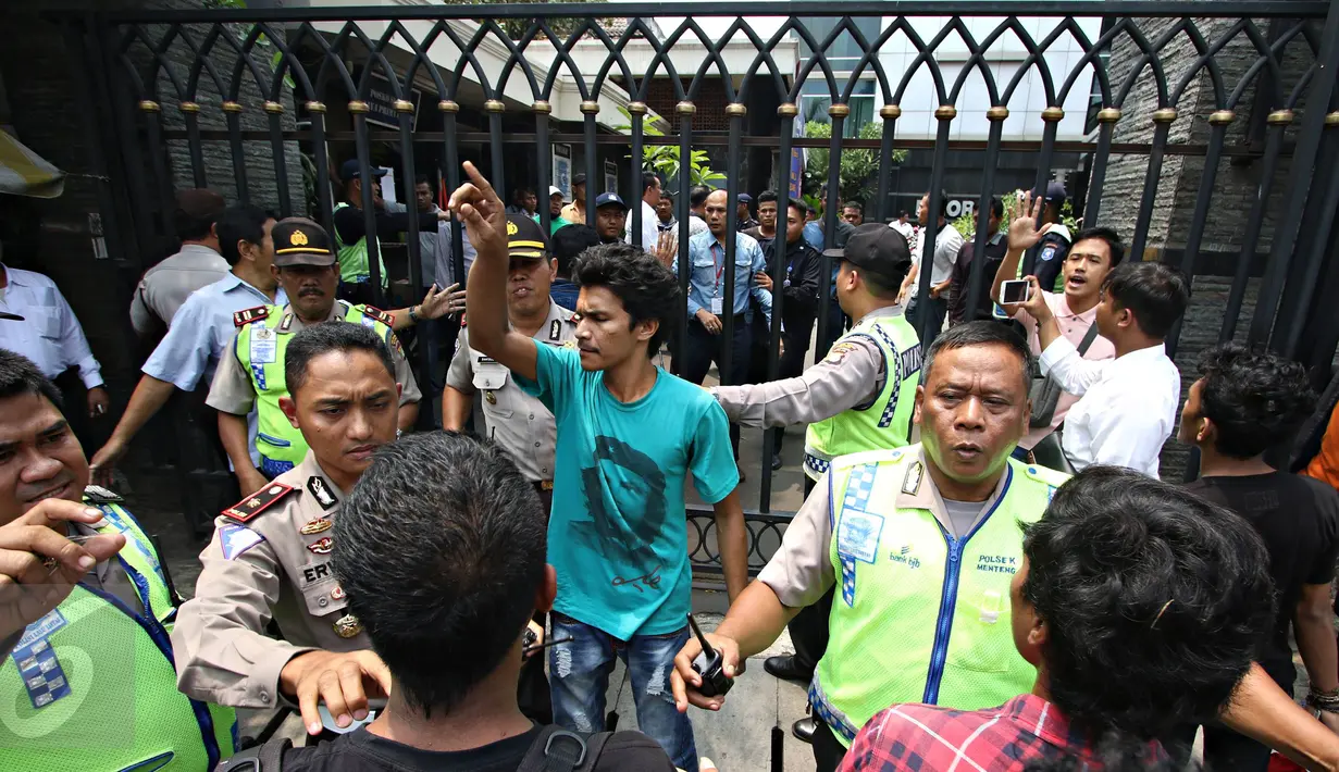 Massa dari Solidaritas Pergerakan Mahasiswa Indonesia terlibat kericuhan dengan polisi dan petugas keamanan di depan Kantor DPP Partai NasDem, Jakarta, Senin (18/1). Kericuhan terjadi akibat massa dilarang berdemo. (Liputan6.com/Immanuel Antonius)