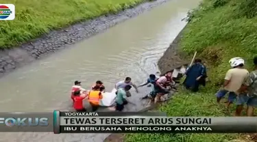 Sri berusaha menolong putranya namun justru mereka berdua ikut hanyut terbawa arus.