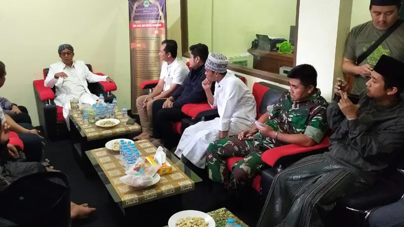 Pertemuan antara Pengasuh Ponpes  Miftahul Huda, Tasikmalaya dengan Manajemen Indomart, usai insiden tudingan santri mencuri. (Foto: Liputan6.com/Jayadi Supriyadin)