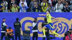 Pemain Al Nassr, Cristian Ronaldo, melakukan selebrasi setelah mencetak gol ke gawang Damac 2-0 pada laga Liga Pro Arab Saudi di Al-Awwal Park, Riyadh, pada Jumat (29/11/2024) atau Sabtu dini hari WIB. (AFP/Fayez Nureldine)