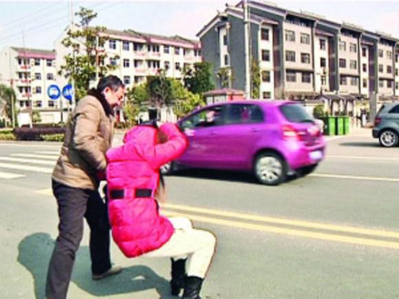 Korban kecelakaan ini diserempet kendaraan lain yang melaju kencang dan meninggalkannya begitu saja | Photo copyright Rocketnews24.com