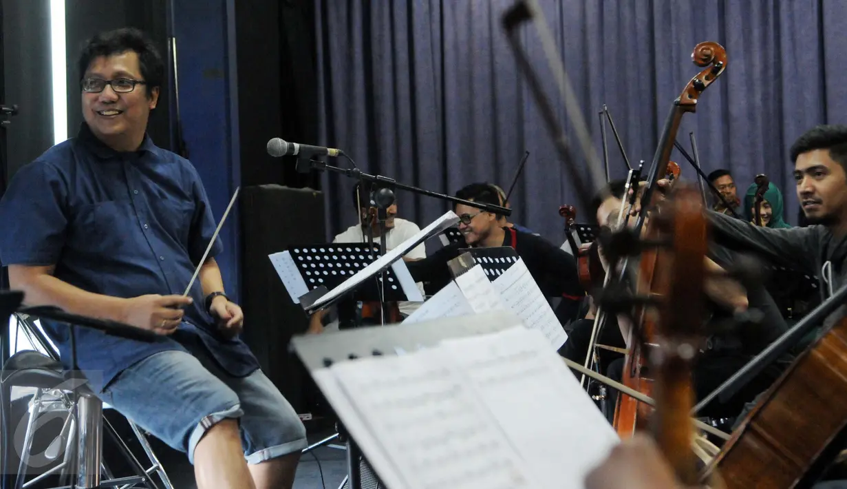 Erwin Gutawa menjalani sesi latihan bersama musisi legendaris, Iwan Fals di kawasan Cilandak, Jakarta, Minggu (21/8). Erwin Gutawa Orchestra jadi pengiring sederet musisi kenamaan Tanah Air di malam puncak HUT SCTV ke-26. (Liputan6.com/Helmi Afandi)