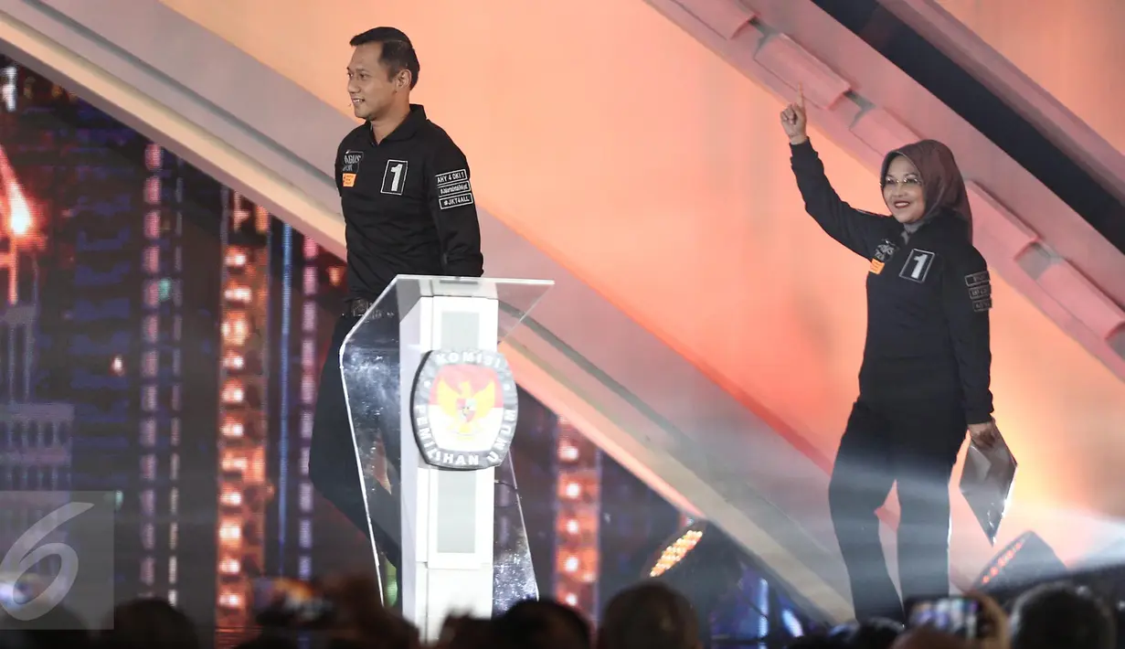 Cagub dan Cawagub DKI Jakarta, Agus-Sylvia menyapa undangan dan pendukungnya saat Debat Final Cagub-Cawagub DKI 2017 di Bidakara, Jakarta, Jumat (10/2). (Liputan6.com/Faizal Fanani)