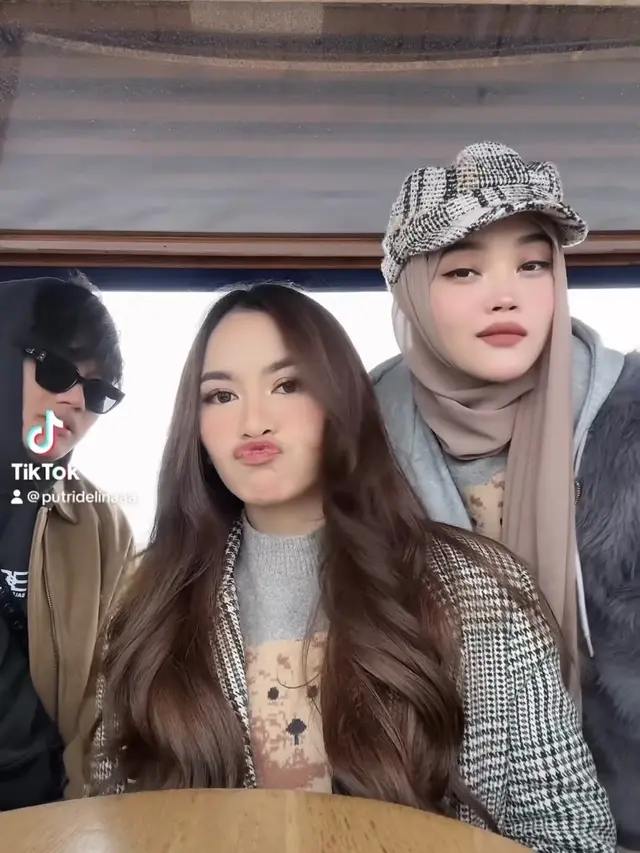 Putri Delina saat ini sedang menikmati masa liburan dengan keluarga di Amsterdam, Belanda