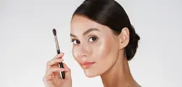Makeup look ini membuat kulit tetap terlihat natural, ringan dipakai seharian, dan cocok untuk berbagai suasana, mulai dari silaturahmi keluarga hingga acara formal. [Dok/freepik.com/drobotdean]