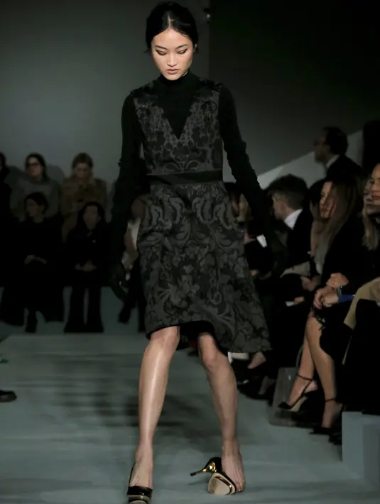 Seorang model terlihat mengalami kesulitan berjalan karena sepatu yang dikenakannya terlepas saat memperagakan koleksi Oscar de la Renta Fall/Winter 2016 pada pagelaran New York Fashion Week di New York, Selasa (16/2/2016). (REUTERS/Brendan McDermid)