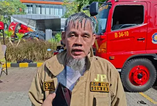 Petugas Damkar Sempat Kesulitan Cari Titik Api Kebakaran Kampus Binus. (Liputan6.com/Ady Anugrahadi)