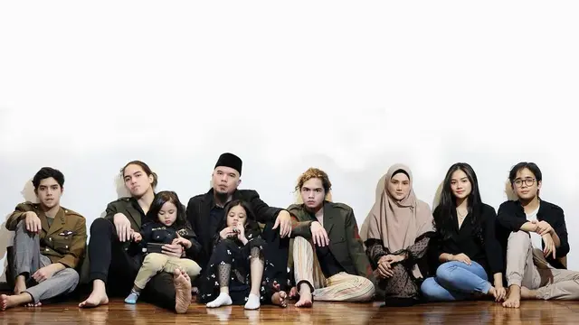 [Fimela] 6 Potret Kebersamaan Ahmad Dhani dan Mulan Jameela dengan Buah Hatinya