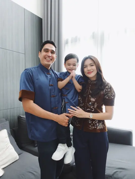 Marcel Chandrawinata kompak dengan putranya kenakan changsan biru navy cokelat dan celana jeans. Sedankan Priscilla Deasy tampil kasual kenakan cheongsam cokelat dengan bordir dan celana jeans [@marcelchandra]