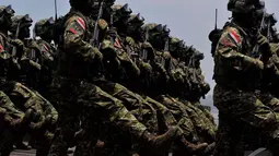Sebanyak 18.580 prajurit TNI dari tiga angkatan ikut meramaikan HUT TNI ke-69, Surabaya, Selasa (07/10/2014) (Liputan6.com/Johan Tallo)