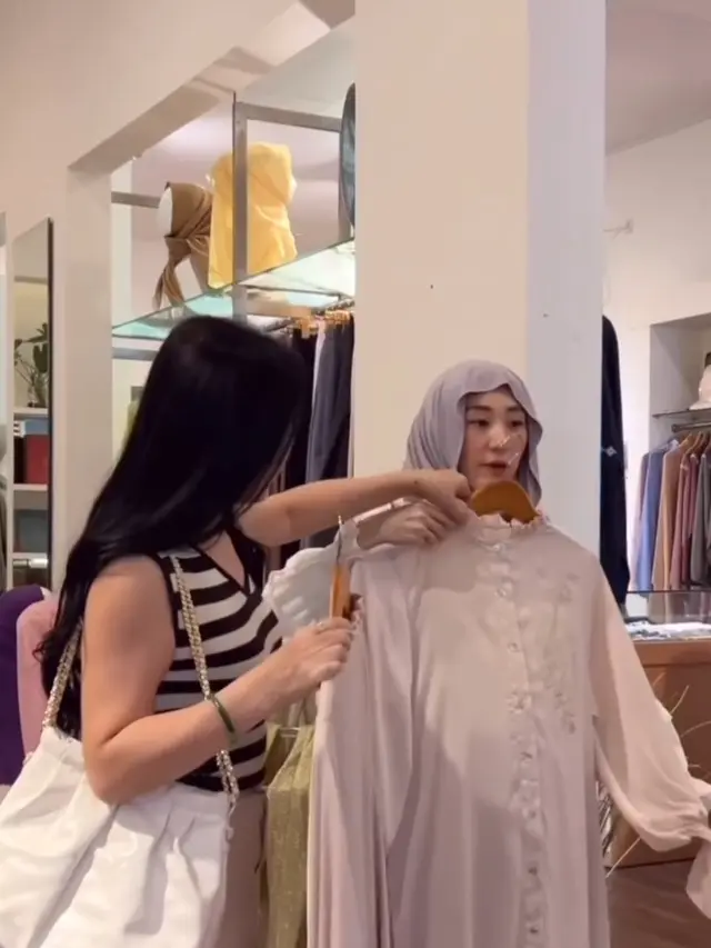 Momen Kebersamaan Larissa Chou dan Ibunya yang Beda Agama, Sampai Cocok Disebut Kakak-Adik