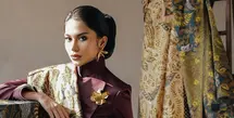 Azizah Salsha tampil berbeda kali ini dengan mengenakan wastra nusantara. Potret pertama ia tampilan mengenakan kebaya janggan dengan ciri khas kerah tinggi. Kebaya ini dibuat oleh desainer ADIT. [@azizahsalsha_]