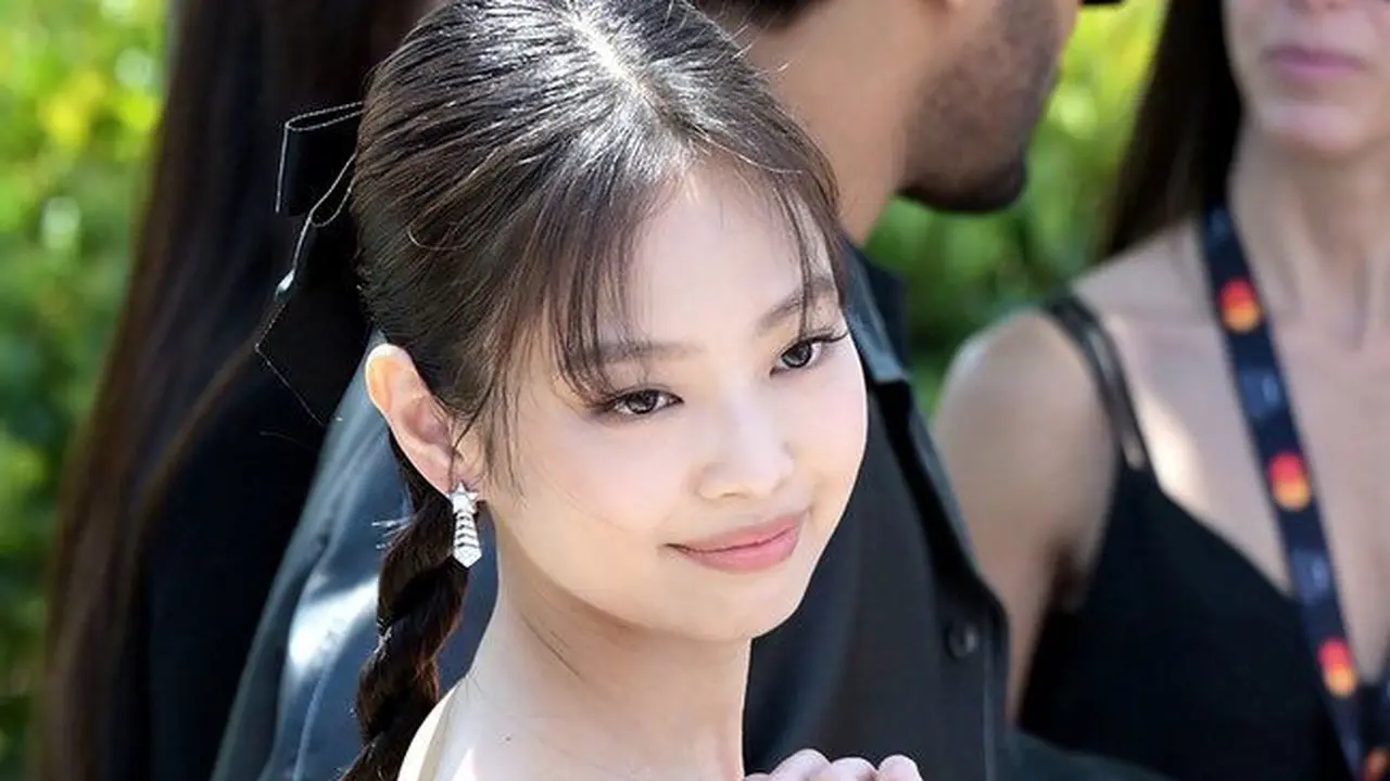 10 Pesona Jennie BLACKPINK Pakai 3 Outfit Berbeda saat Debut di Cannes Film Festival 2023