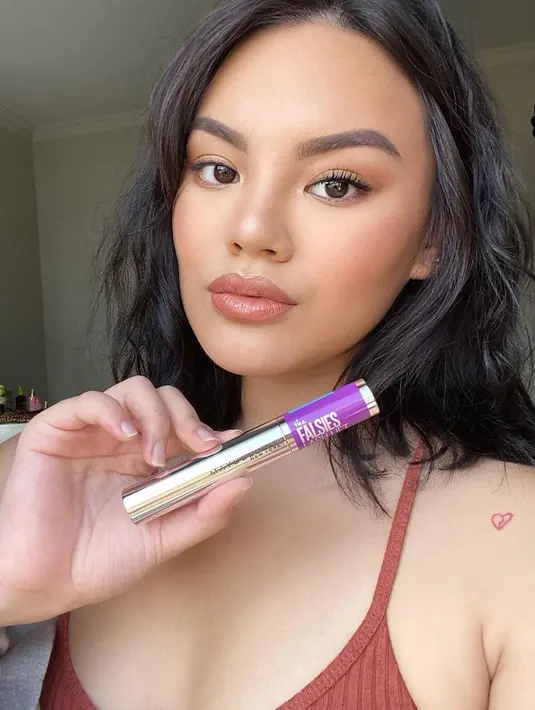 Shafa juga mempunyai tato kecil berbentuk broken heart di pundahnya, ini diambil dari salah satu album cover XXXtentacion. (Foto: instagram.com/shafaharris)