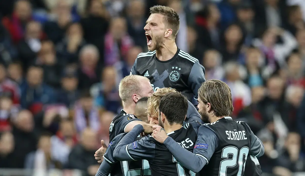 Pemain Ajax Amsterdam merayakan gol yang diciptakan oleh Kasper Dolberg saat melawan Olympieque Lyon pada laga semifinal Liga Europa di Stadion Parc Olympique Lyonnais, Kamis (12/05/2017). Lyon  Menang dengan skor 3-1. (EPA/Sebastian Nogier)