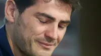 Iker Casillas menahan tangis saat membaca pernyataan di stadion Santiago Bernabeu di Madrid, Spanyol, (12/3/2015). Casillas dikabarkan bakal menerima gaji sebesar 2,5 juta euro atau sekitar Rp 37 miliar per tahun. (REUTERS/Andrea Comas)