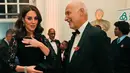 Kate Middleton berbincang dengan CEO Anna Freud, Peter Fonagy pada sebuah acara amal di Kensington Palace, London, Selasa (7/11). Penampilan Kate lebih segar dengan rambut gelombang terurai dan anting teardrop. (AP/Frank Augstein, pool)