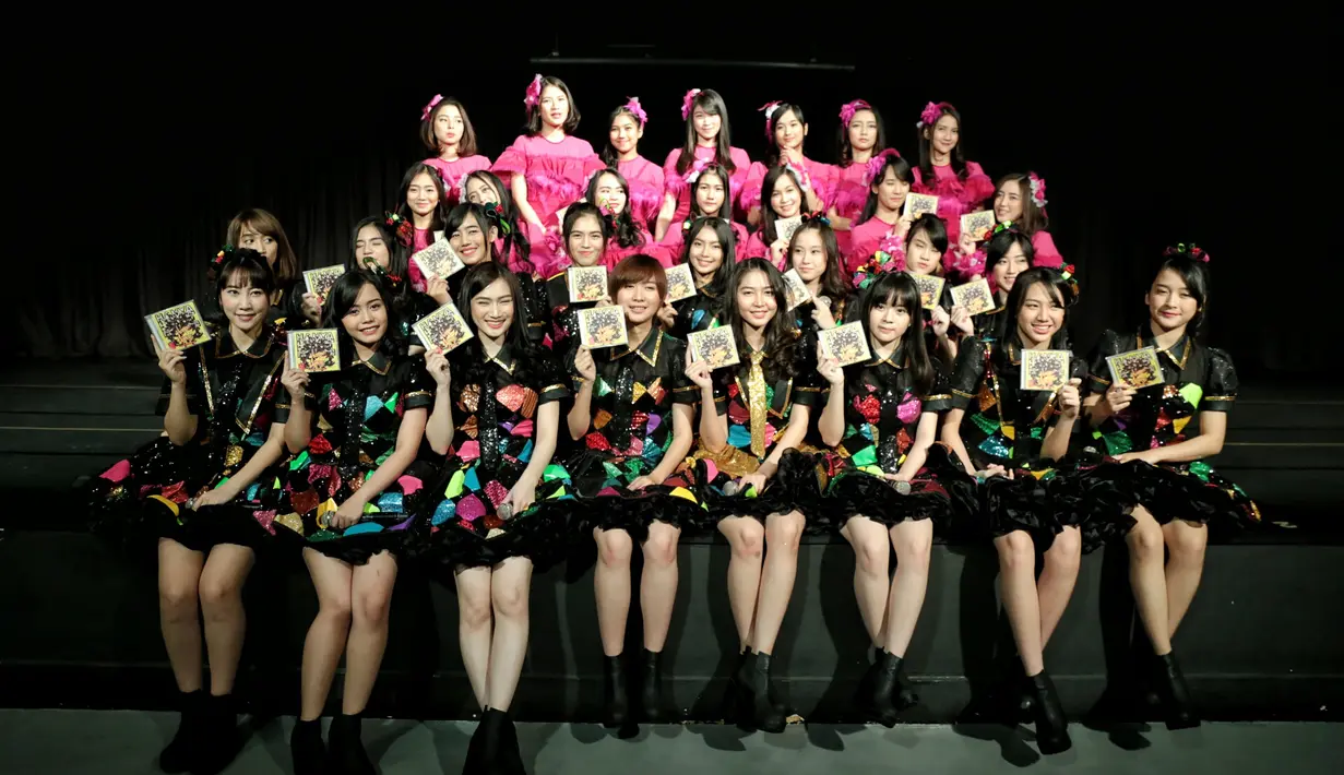 Sedangkan Veranda sebagai member center mengaku kesulitan mengikuti hasil dari voting penggemarnya. Pasalnya, ngeband sangat bertolak belakang dengan lagu JKT48 yang lebih bernuansa ceria. (Adrian Putra/Bintang.com)