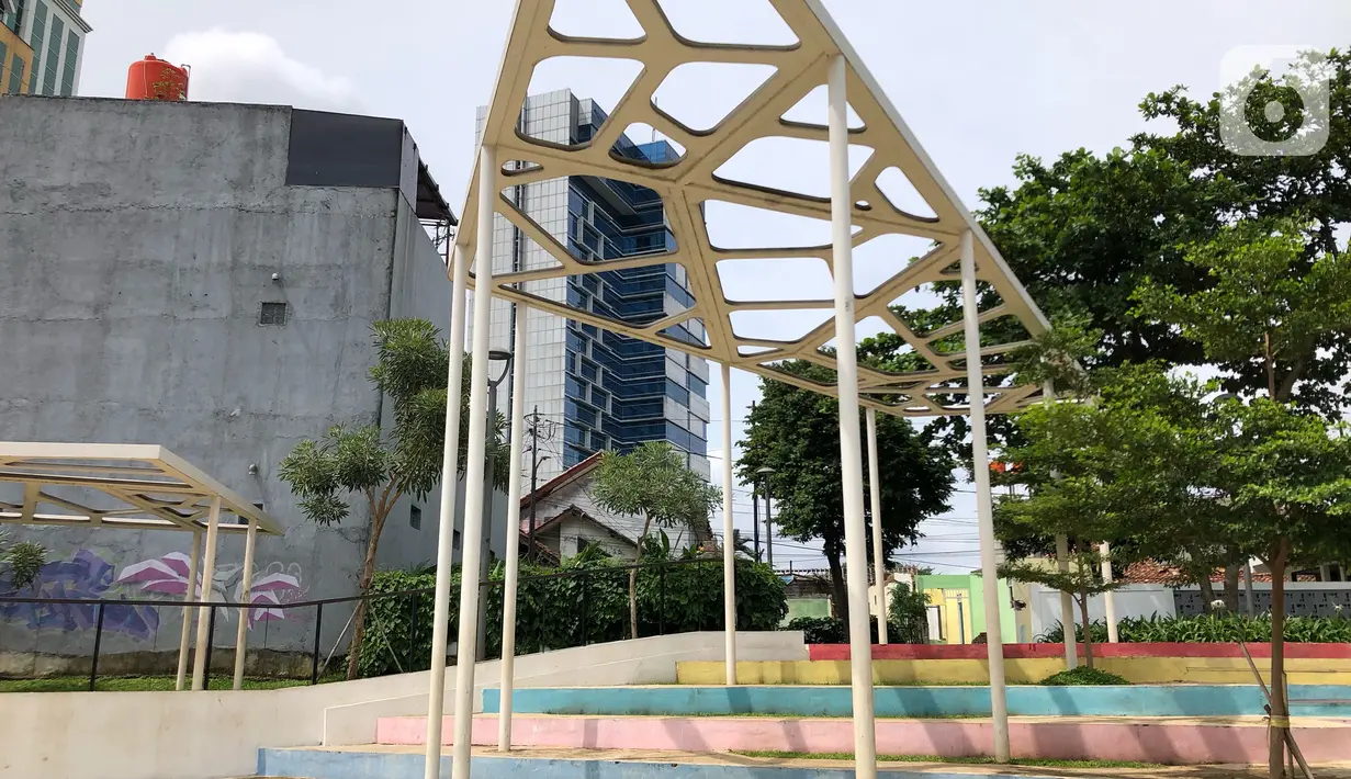 Suasana Taman Maju Bersama (TMB) Assakinah di kawasan Kebagusan, Jakarta, Kamis (27/2/2020). Gubernur DKI Jakarta Anies Baswedan akan membangun 200 TMB hingga tahun 2022 untuk memenuhi target 30 persen ruang terbuka hijau (RTH) di wilayah Ibu Kota. (Liputan6.com/Immanuel Antonius)