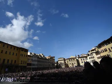 Ribuan suporter Fiorentina menghadiri pemakaman kapten Fiorentina Davide Astori di Florence, Italia (8/3). Davide Astori meninggal pada usia 31 tahun di kamar hotel setelah terkena serangan jantung. (AFP Photo/Filippo Monteforte)